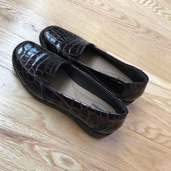 Clarks snake skin burgundy loafers - Picture 3 of 5